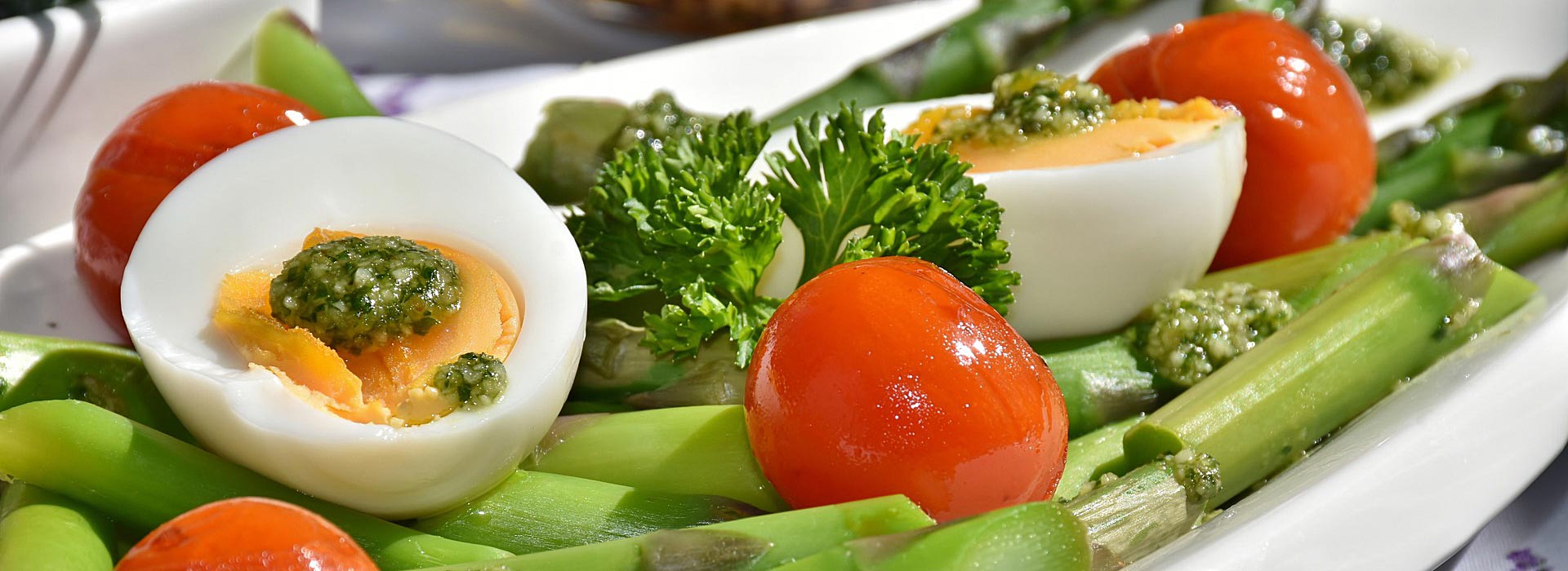 healthy meal plan with egg, veggies and asparagus